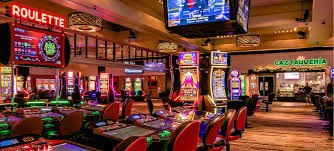mmr777 အက်ပ် Slots VIP Cashback မြန်မာကစားသမားများအတွက် မိုဘိုင်းဖုန်းဖြင့် ကစားနေသောပုံ